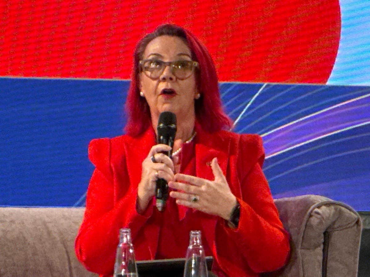 Tracy Sheen speaking into a microphone on the Leading from the Front panel in Prague